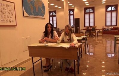Comendo a amiga na escola