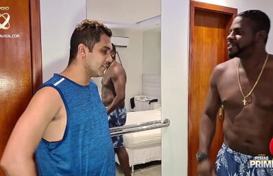 Gozando na mulher do corno