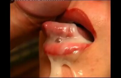 Menino comendo uma mulher