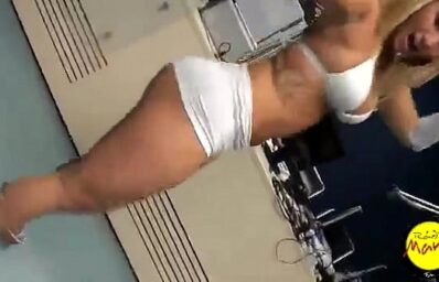 Novinha dando no baile funk
