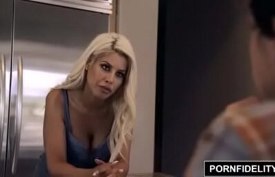Tia tirando virgindade do sobrinho